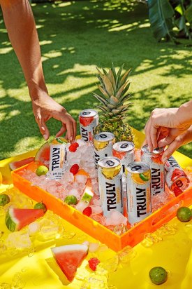 MOlman_Advertising_Cooler_On_Tabletop_Berry_Vp_Party_Pack_12600719