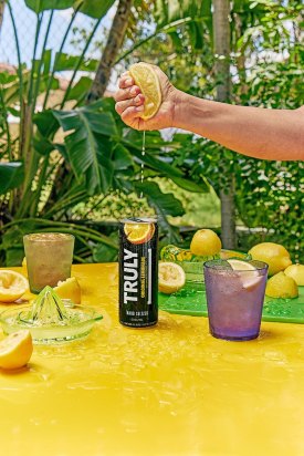 MOlman_Advertising_Hand_Squeezing_Citrus_Above_Can_Lemonade_56200754