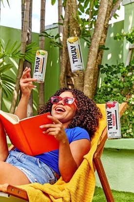 MOlman_Advertising_Levitaiting_Cans_Blanket_Wild_Berry_Citru_Pineapple_58240755